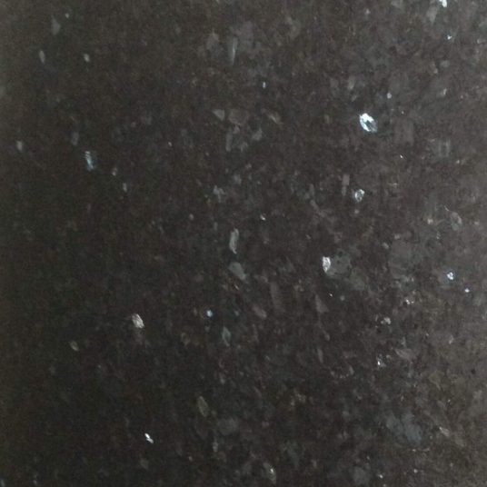 emerald-pearl-labrador-oscuro-3